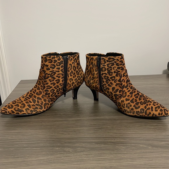 Clark’s Leopard Print Booties (Ankle Boots) - Picture 4 of 11